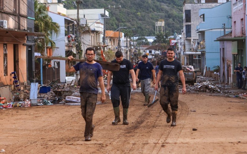 CenÃ¡rio Ã© de destruiÃ§Ã£o e mobilizaÃ§Ã£o no municÃ­pio de MuÃ§um