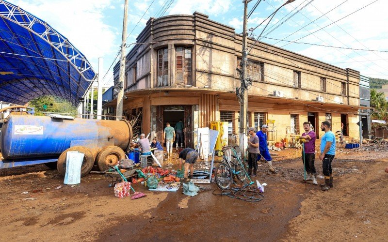 CenÃ¡rio Ã© de destruiÃ§Ã£o e mobilizaÃ§Ã£o no municÃ­pio de MuÃ§um