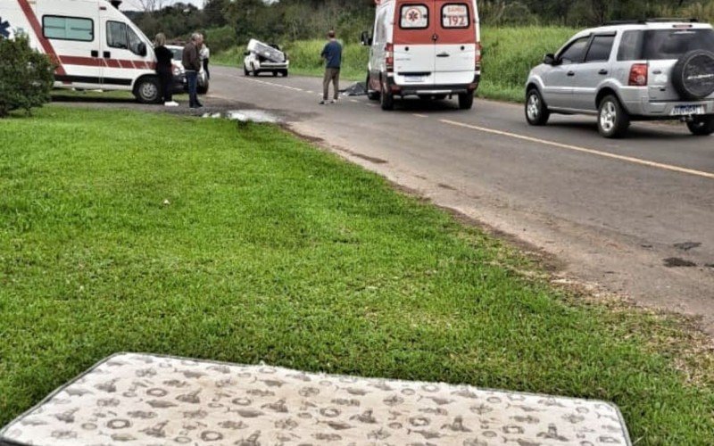 Homem cai de caçamba de caminhonete em movimento, bate a cabeça e morre; ele ajudava no transporte de doações para vítimas das enchentes