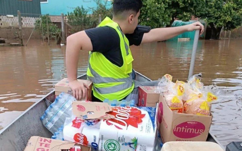 DoaÃ§Ãµes levadas pela Defesa Civil para moradores ilhados