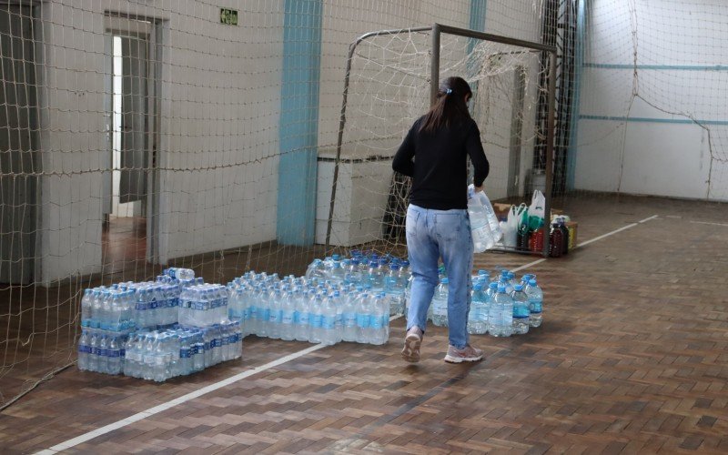 Carla Wagner Schneider, 44 anos, moradora do bairro Navegantes, ajuda nas doaÃ§Ãµes