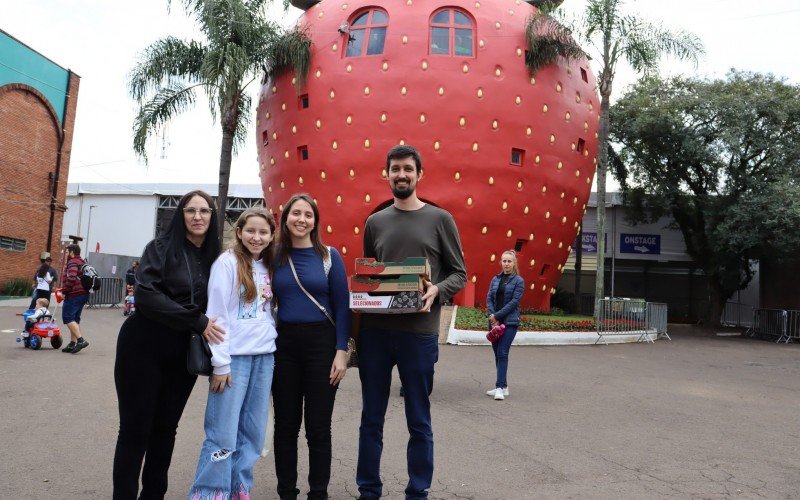 Camila Eidelwein (centro), 29 anos, visitando a Festa do Moranguinho com a família | Jornal NH