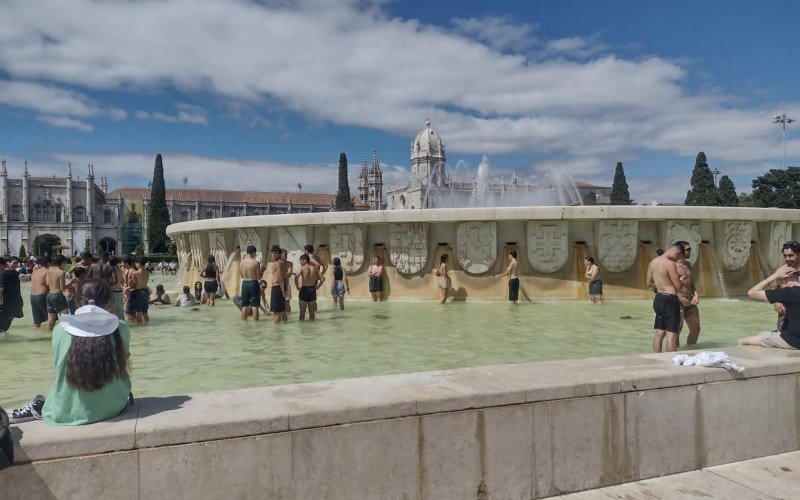 No Jardim Amália Rodrigues, em Lisboa, Portugal, no começo de agosto, a fonte serviu de refresco diante do calorão  | Jornal NH