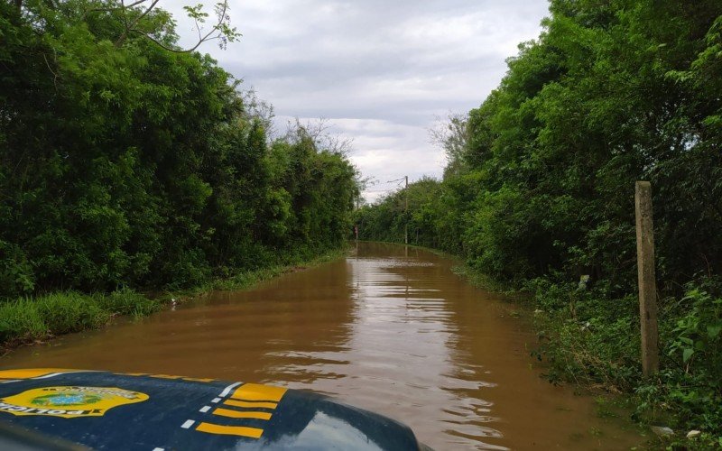 Retornos da BR-290 na região das Ilhas dos Marinheiros, Flores e Pintada (entre os quilômetros 100 e 104) estão bloqueados devido a alagamento | Jornal NH