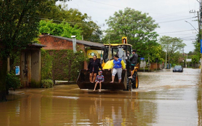 Família é transportada por trator da prefeitura de Campo Bom | Jornal NH