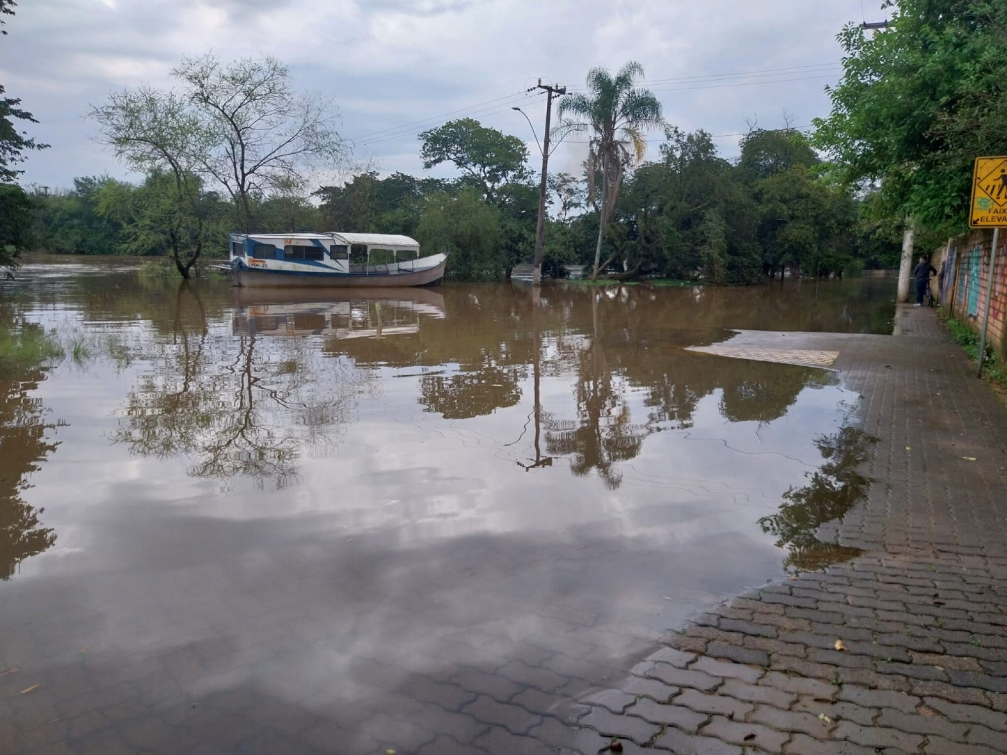 Nível do Sinos chega a 4,60 metros e água começa a atingir ruas de São Leopoldo