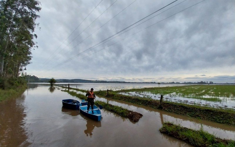 Moradores usam barcos para sair do bairro Porto Palmeira, em Sapiranga, devido a cheia do Rio dos Sinos