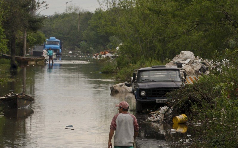 Contato com água contaminada pode levar à doença