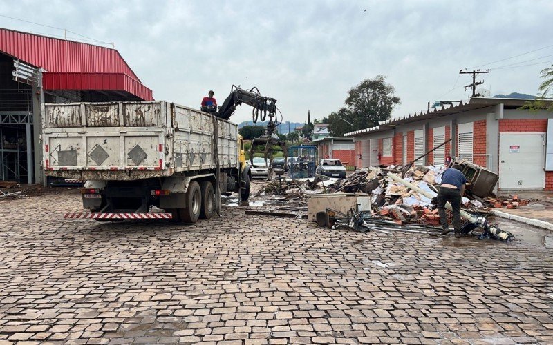 Caminhões recolhem os entulhos na Beira Rio | Jornal NH