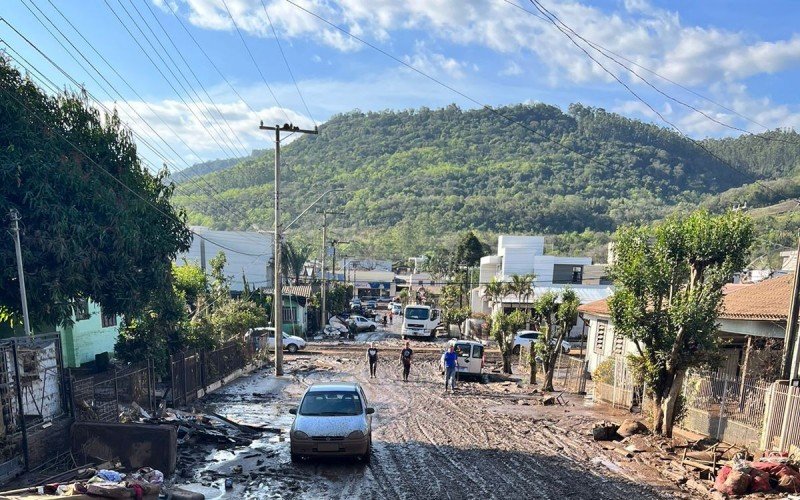 ForÃ§a-tarefa de bombeiros voluntÃ¡rios, incluindo oito corporaÃ§Ãµes da regiÃ£o, estÃ£o no Vale do Taquari