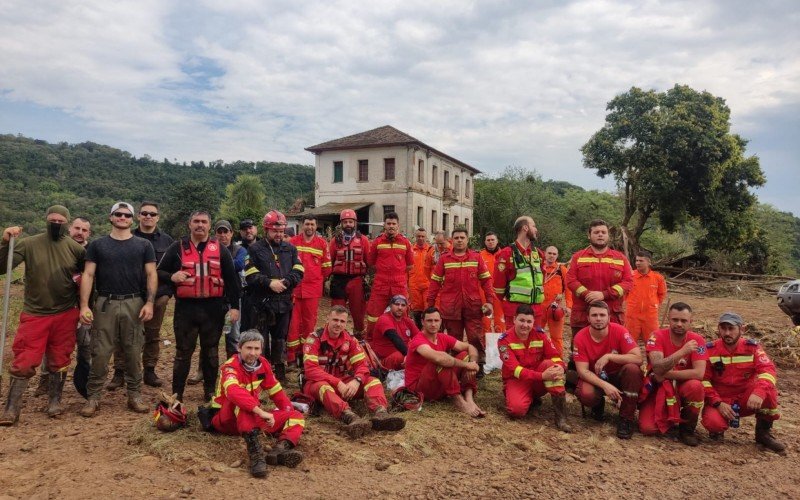 ForÃ§a-tarefa de bombeiros voluntÃ¡rios, incluindo oito corporaÃ§Ãµes da regiÃ£o, estÃ£o no Vale do Taquari