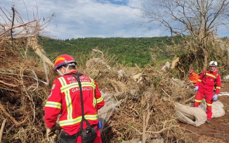 ForÃ§a-tarefa de bombeiros voluntÃ¡rios, incluindo oito corporaÃ§Ãµes da regiÃ£o, estÃ£o no Vale do Taquari