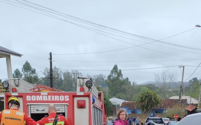 ForÃ§a-tarefa de bombeiros voluntÃ¡rios, incluindo oito corporaÃ§Ãµes da regiÃ£o, estÃ£o no Vale do Taquari