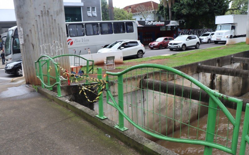 Grade caída às margens de arroio em Novo Hamburgo | Jornal NH