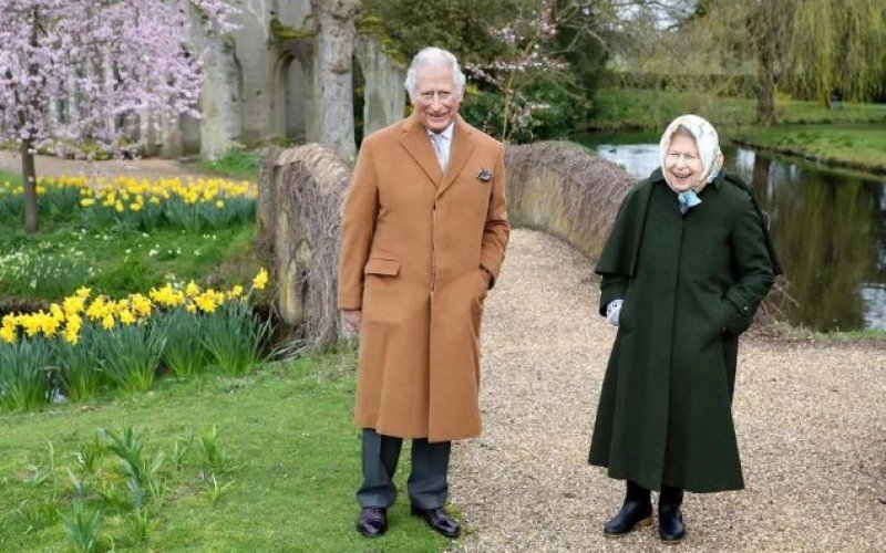 Rei Charles III presta homenagem para Rainha Elisabeth II, após um ano de sua morte | Jornal NH