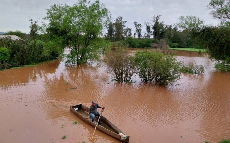 "Lenta elevação": Nível do Rio dos Sinos sobe, alaga ruas e deixa moradores ilhados na região