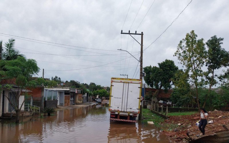 SituaÃ§Ã£o da rua Albino Momberger, bairro Canudos. Ponto de alagamento bem no inÃ­cio da rua, prÃ³ximo a Avenida dos MunicÃ­pios