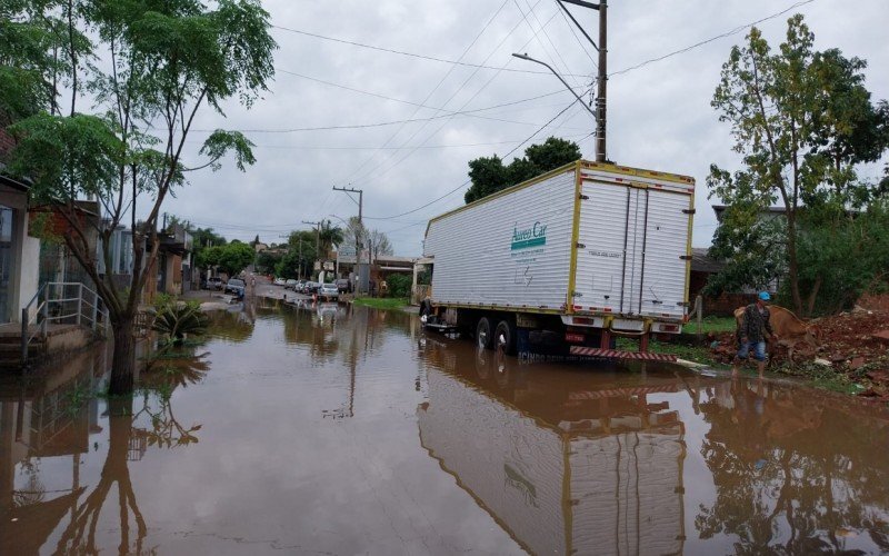 SituaÃ§Ã£o da rua Albino Momberger, bairro Canudos. Ponto de alagamento bem no inÃ­cio da rua, prÃ³ximo a Avenida dos MunicÃ­pios