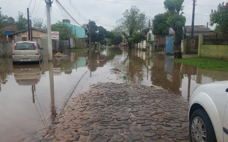 ÃÂgua do Sinos jÃ¡ avanÃ§a por ruas como a das CamÃ©lias, no bairro Pinheiro 