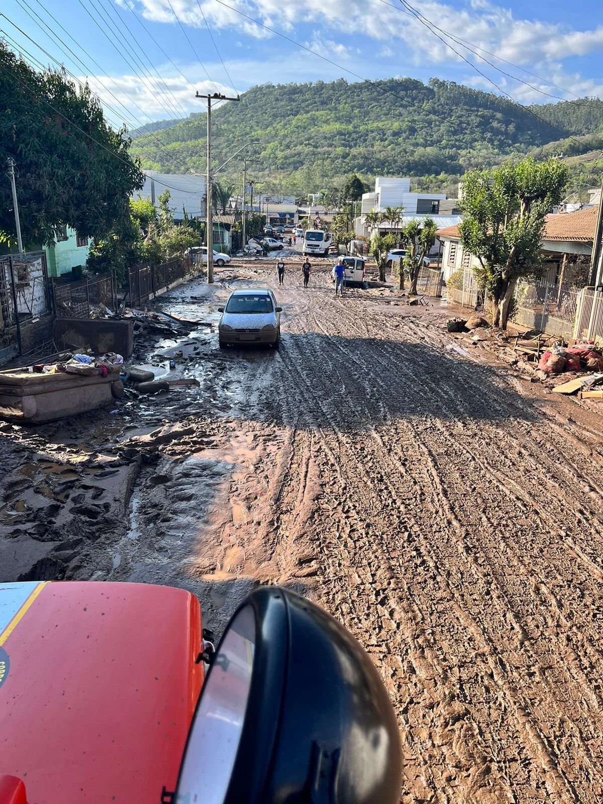 CATÁSTROFE NO RS: Imagens mostram destruição encontrada por Bombeiros voluntários da região em área devastada pela chuva