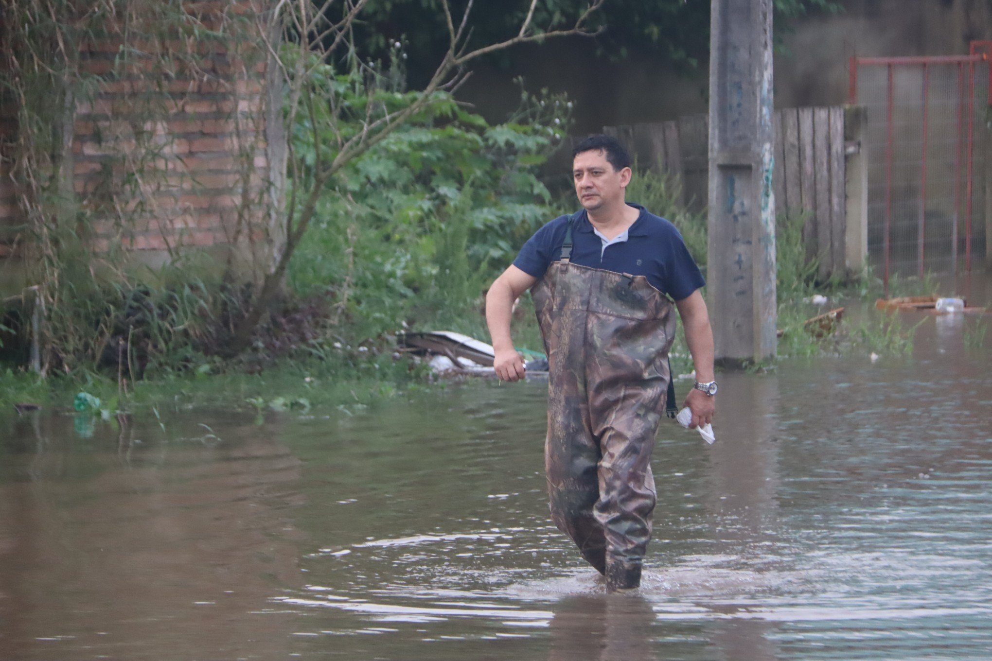 Moradores começam a deixar a Rua das Camélias temendo a inundação