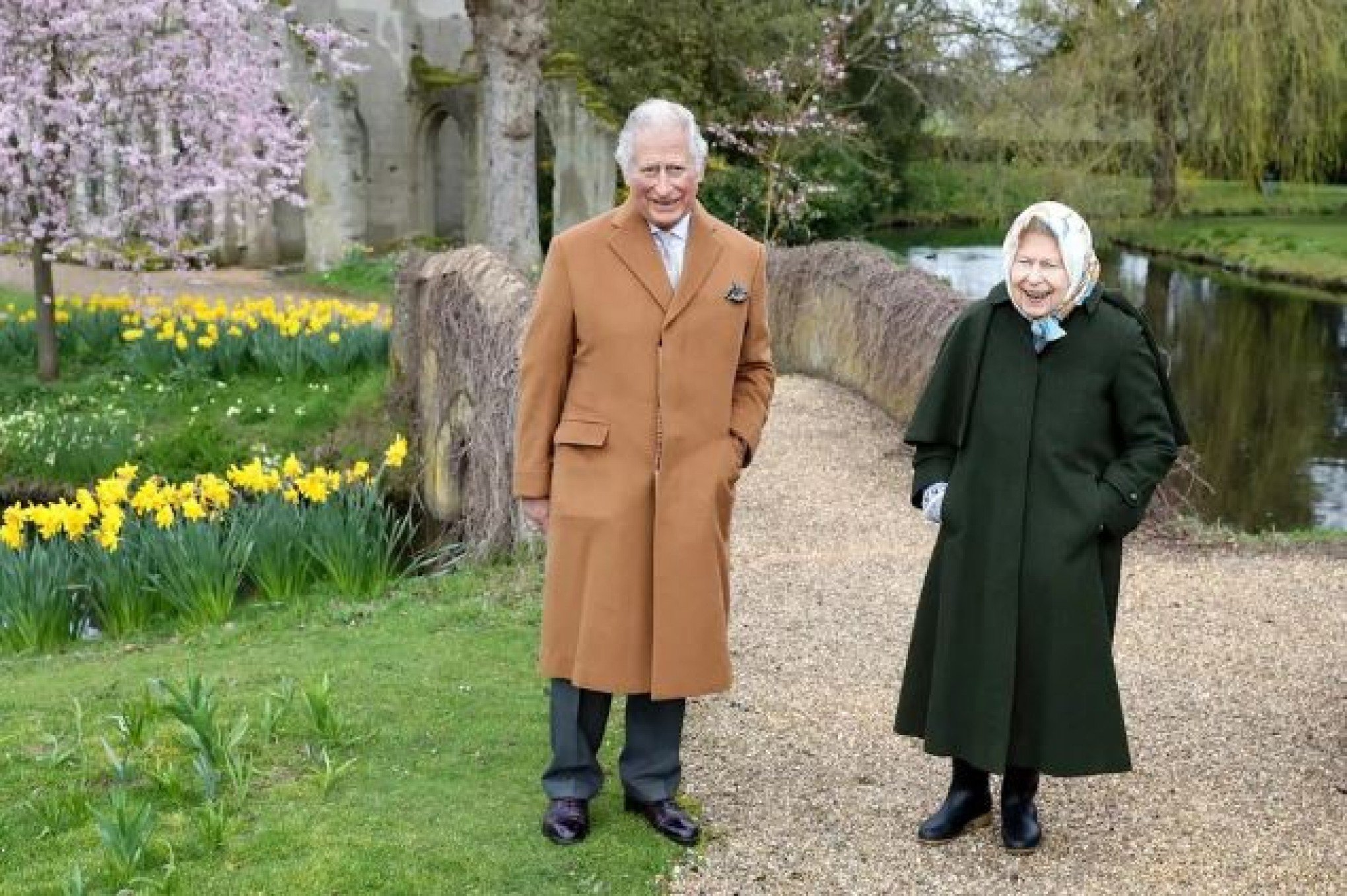 Rei Charles III compartilha mensagem em aniversário de um ano da morte da Rainha Elizabeth II; ouça