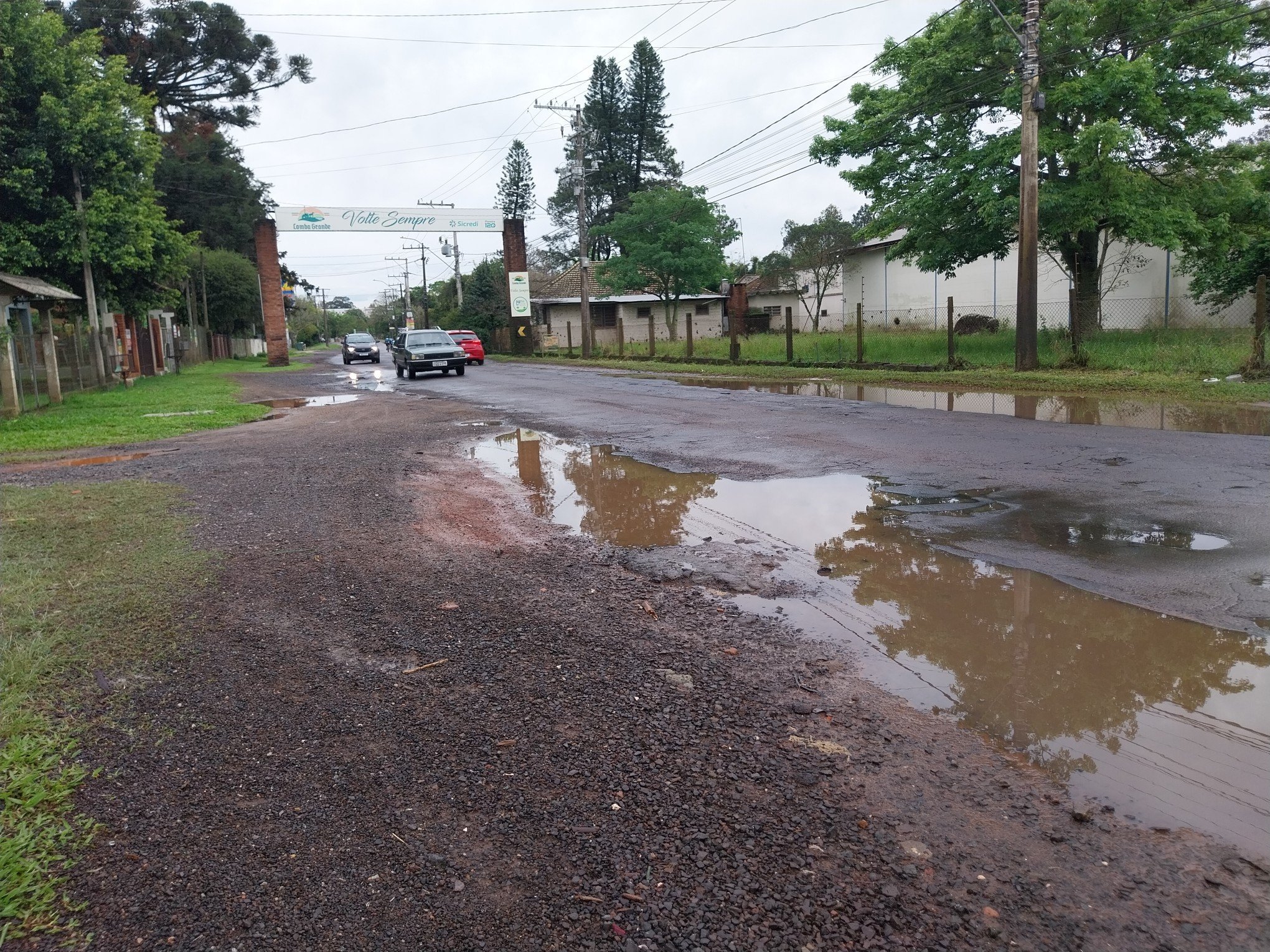 Buracos se multiplicam pela região após a chuva