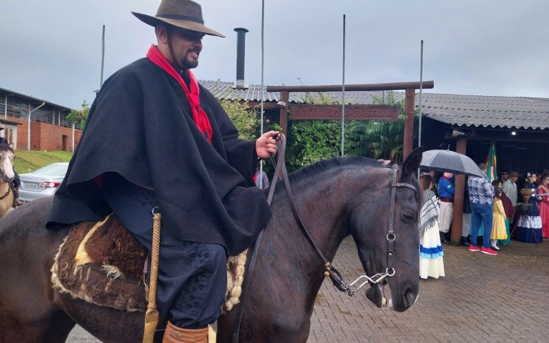 Everton durante cerimônia da expansão da chama crioula em Dois Irmãos | Jornal NH