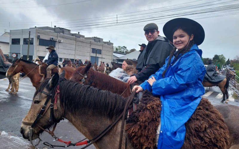 Paloma e seu pai Jacó durante a cerimônia da expansão da chama crioula | Jornal NH