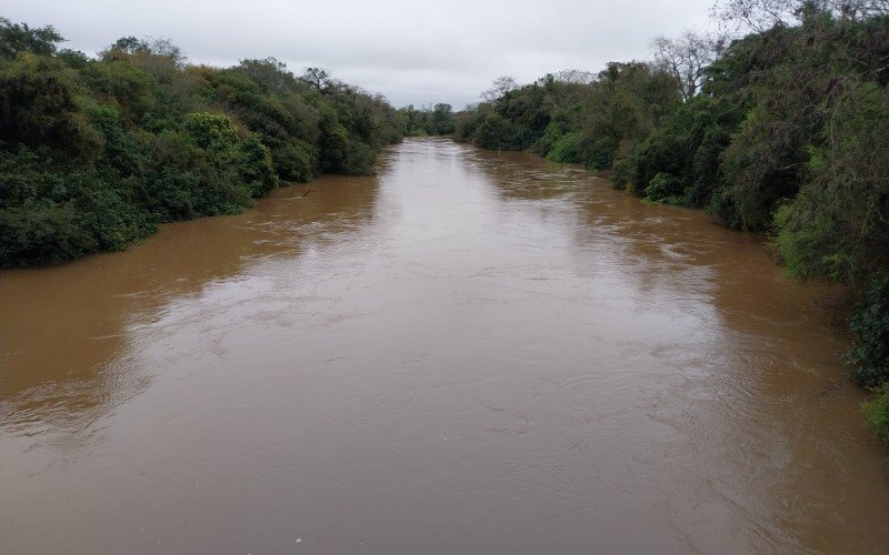 Rio dos Sinos, na altura da ponte da Estrada da IntegraÃ§Ã£o Leopoldo Petry, em Lomba Grande