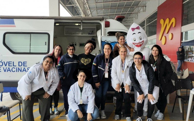 Equipe da unidade móvel de vacinação no Macromix da Avenida Theodomiro Porto da Fonseca