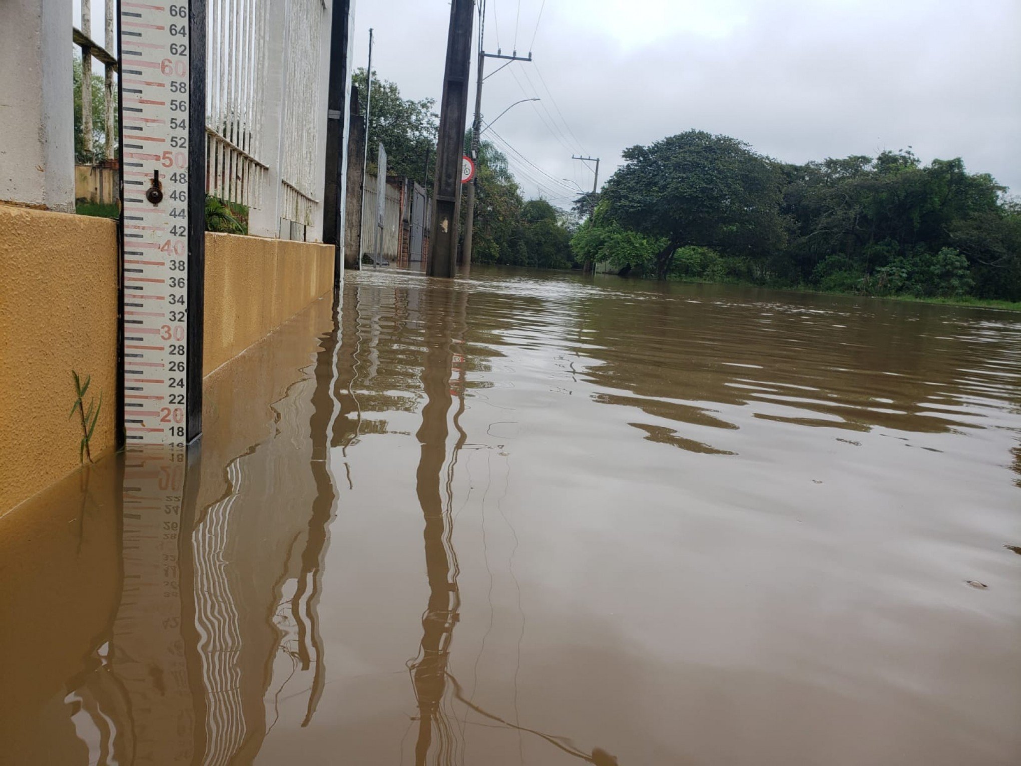 Nível do Rio dos Sinos estabiliza e tendência é que águas comecem a baixar na cidade