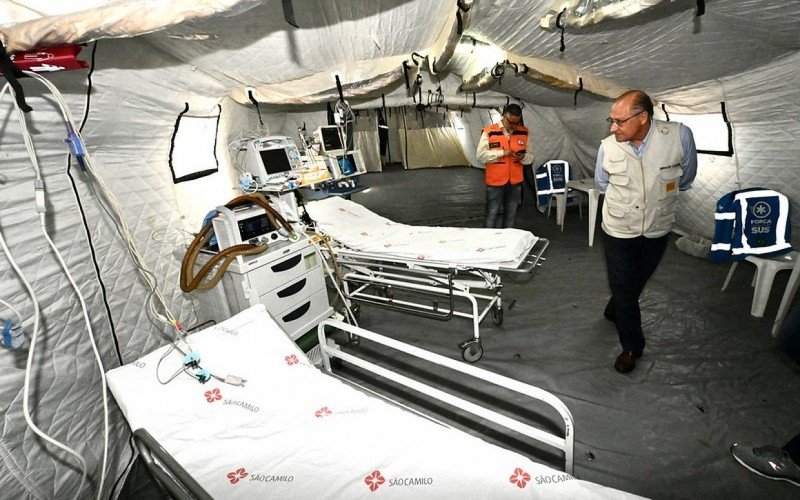 Alckmin visita hospital de campanha montado em Roca Sales 