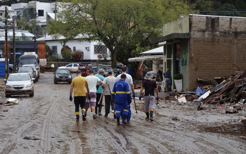 Grupo de voluntÃ¡rios de Dois IrmÃ£os indo para a primeira missÃ£o assim que chegou a MuÃ§um