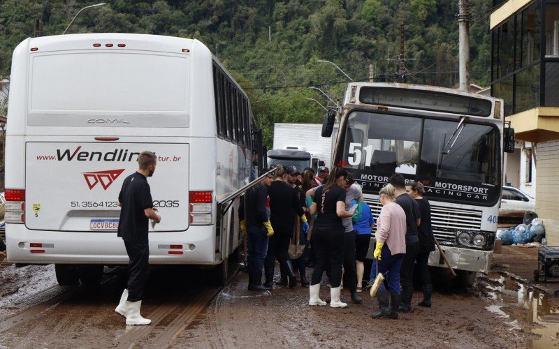 VoluntÃ¡rios de Dois IrmÃ£os desembarcando em MuÃ§um