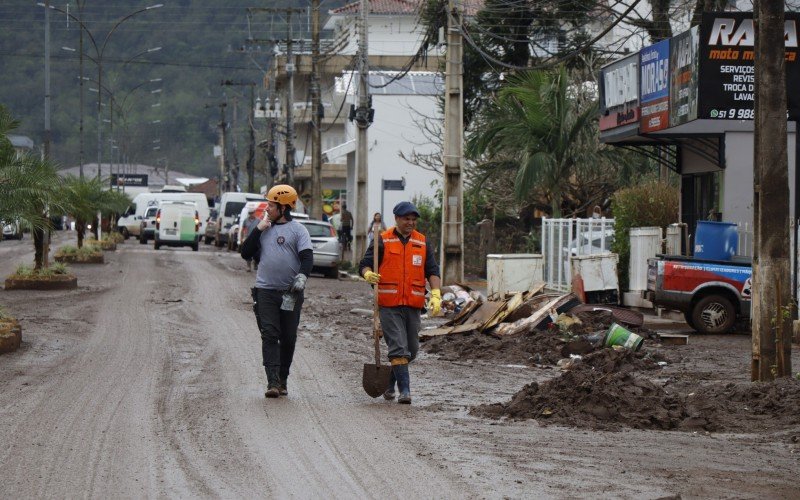 Dois integrantes da comitiva de Dois IrmÃ£os percorrendo uma rua de MuÃ§um 