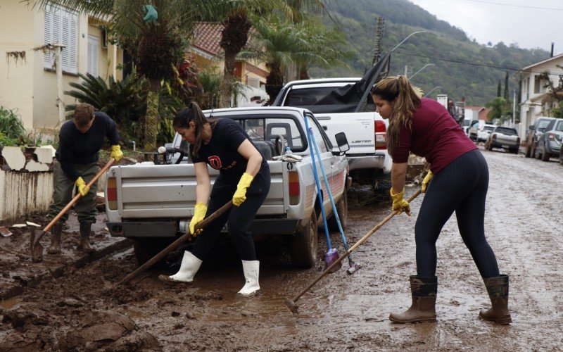 BÃ¡rbara Munhoz e a filha Evellyn empenhadas na missÃ£o de ajudar os moradores de MuÃ§um