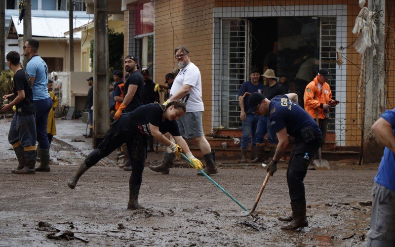 Ruas estavam tomadas por voluntários como os dois-irmonenses Débora Schuh e Alan Kuhn | Jornal NH