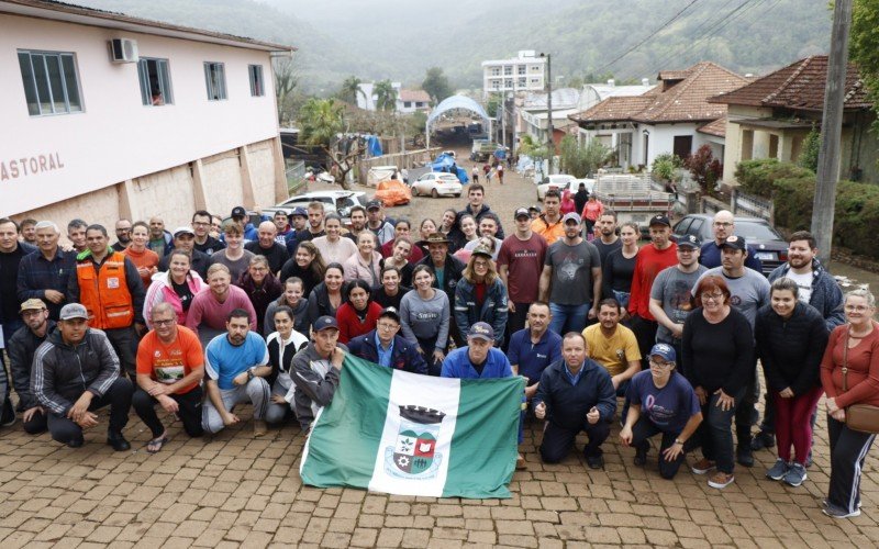 Cerca de 80 voluntÃ¡rios de Dois IrmÃ£os (a maioria) e Esteio  saÃ­ram no sÃ¡bado para ajudar famÃ­lias no Vale do Taquari