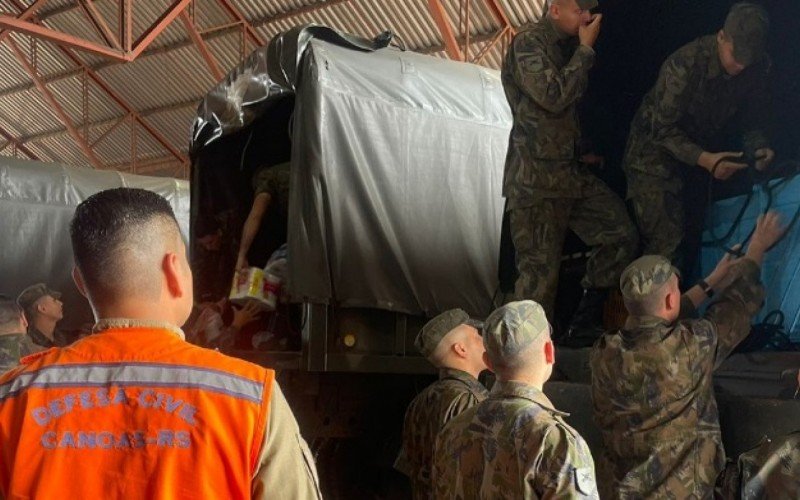 Defesa Civil e militares da Força Aérea Brasileira fizeram entrega neste domingo (10)