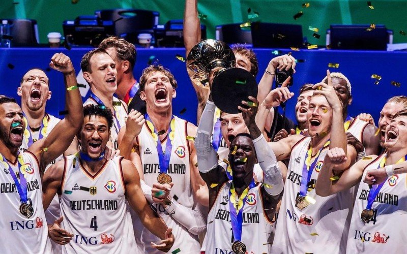 Jogadores da Alemanha com o troféu da Copa do Mundo de Basquete | Jornal NH