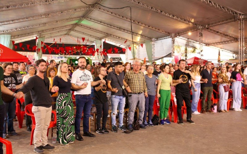 Amigos e familiares, alÃ©m do pÃºblico, se abraÃ§aram durante a homenagem