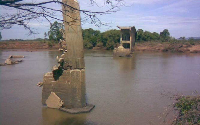 Enchente derrubou ponte em Agudo em janeiro de 2010 | Jornal NH