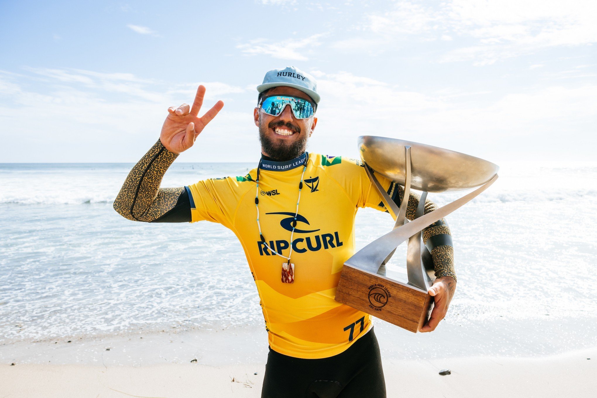 Filipe Toledo vence Italo e é campeão mundial de surfe pela 1ª vez