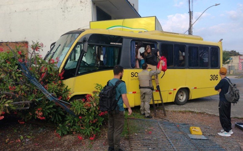 Brigadianos auxiliaram os passageiros a descerem do micro-ônibus após colisão | Jornal NH