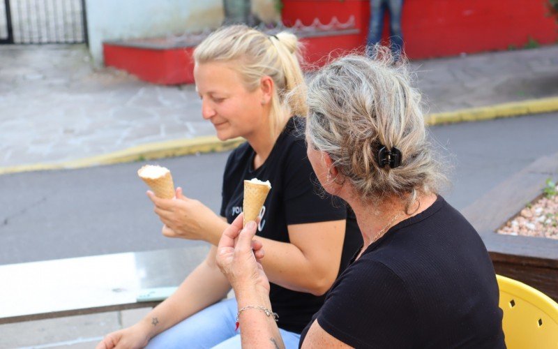 Magali Mendel, 33 anos, e a mÃ£e, Maria Bernadete Mendel, 62, aproveitaram o calor para comer um sorvete