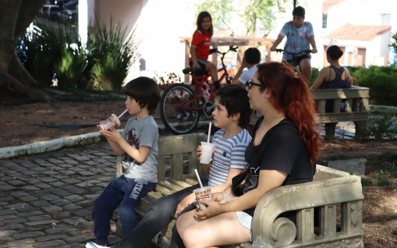 Elisabete levou os filhos para tomar milkshake na praÃ§a