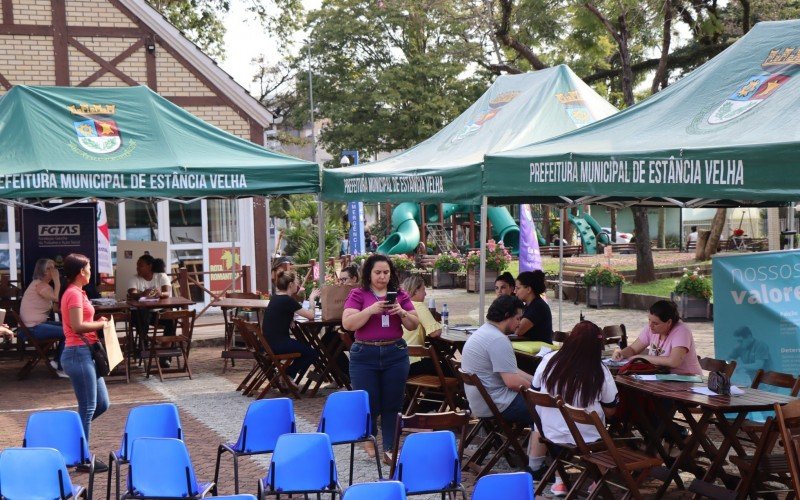 Candidatos tiveram a oportunidade de conversar com recrutadores na PraÃ§a 1o de Maio