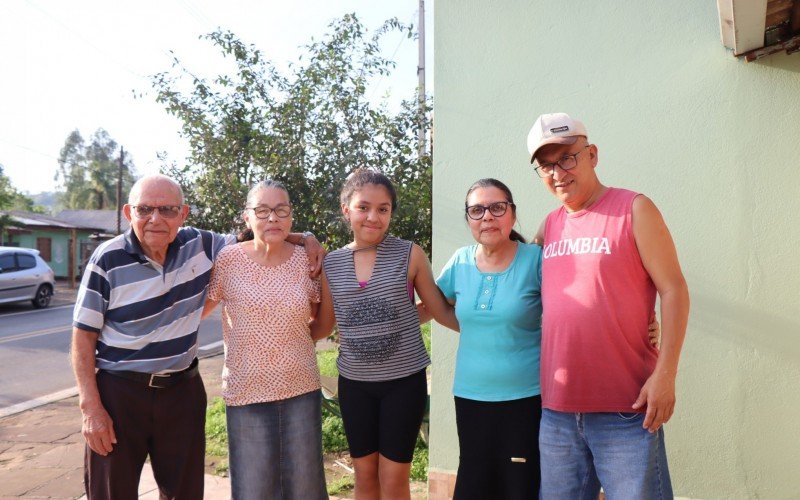 FamÃ­lia Santos mostra uniÃ£o apÃ³s enfrentar pior enchente jÃ¡ vista em Lindolfo Collor, em 16 de junho (detalhe ao lado)