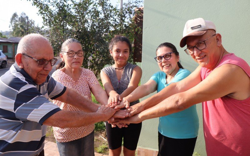 FamÃ­lia Santos mostra uniÃ£o apÃ³s enfrentar pior enchente jÃ¡ vista em Lindolfo Collor, em 16 de junho (detalhe ao lado)